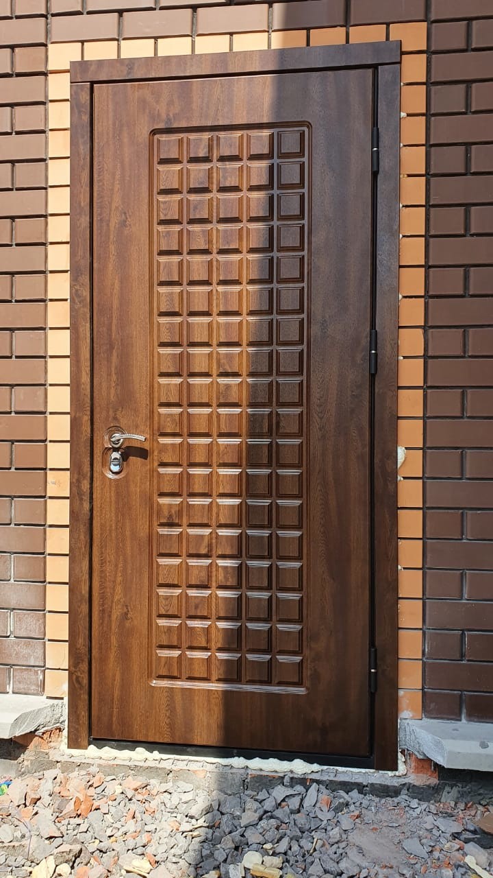Двери тюмени сайт. Нестандартные металлические двери Тюмень. Двери в Тюмени квартиры.